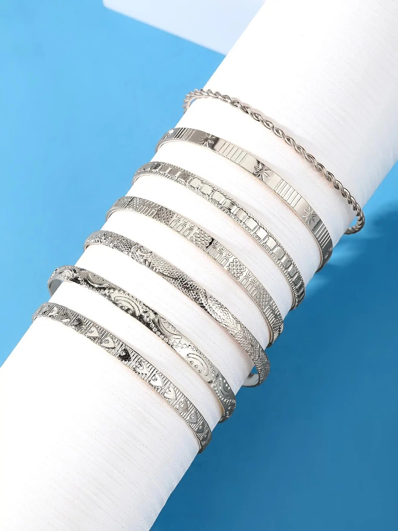 Geometric & Heart Design Cuff Gypsy Bangles as Gift for Girlfriend, Texture Metal Twist Design Bracelet on Wrist, Elegant Matching Jewelry, Classic Fashion Accessories for Daily Wear, Stackable Bracelets for Wife