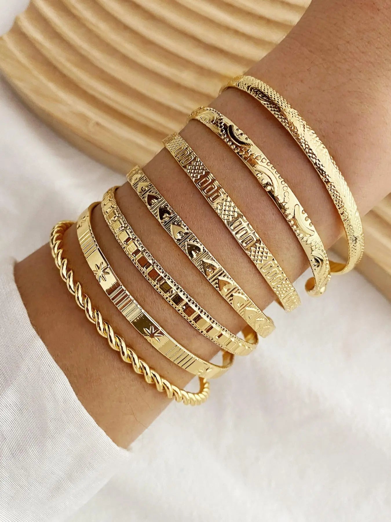 Geometric & Heart Design Cuff Gypsy Bangles as Gift for Girlfriend, Texture Metal Twist Design Bracelet on Wrist, Elegant Matching Jewelry, Classic Fashion Accessories for Daily Wear, Stackable Bracelets for Wife