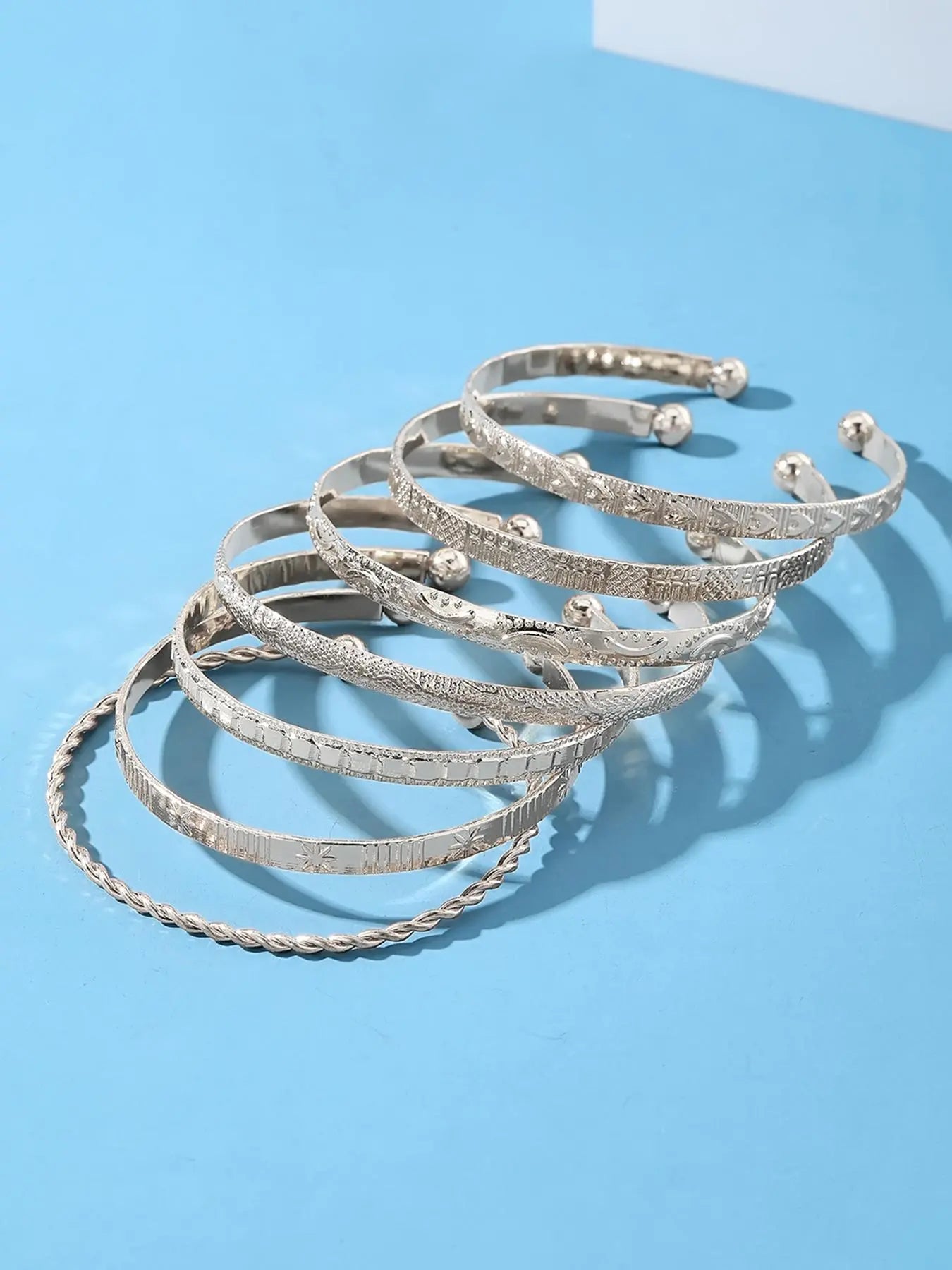 Geometric & Heart Design Cuff Gypsy Bangles as Gift for Girlfriend, Texture Metal Twist Design Bracelet on Wrist, Elegant Matching Jewelry, Classic Fashion Accessories for Daily Wear, Stackable Bracelets for Wife